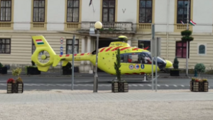 Leesett az iskola lépcsőjén, életveszélyes koponyasérüléssel vitték mentőhelikopterrel kórházba a 17 éves lányt