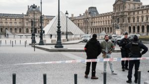 34,3 milliárd forint értékű ékszert loptak el a Louvre-ból vasárnap