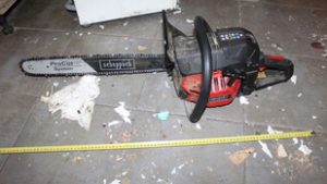 Láncfűrésszel fenyegetőzött egy férfi Pápa közelében, fojtogatni kezdte testvérét