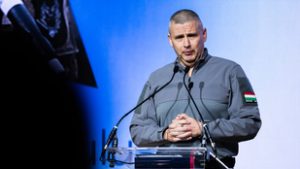 Vizsgálat indul a rendőr ellen, aki kiengedte Ruszin-Szendi Romuluszt a hátsó ajtón