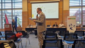 Egyszerre botrányos és kabaréba hajló küldöttgyűlésen buktatták meg a síszövetség elnökét