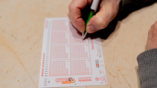 Összesen 34 embernek volt ötöse a lottón, de a főnyereményt nem vitték el