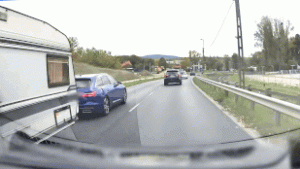 Egy lakókocsit vontató audis azt hitte, gyorsulási versenyen van