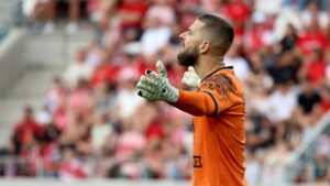 Szappanos bravúrjaival mentett pontot a 6. perctől emberhátrányban futballozó Puskás