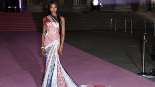 A görög kormány felháborodott és elítélte a British Museum rongyrázós sztárparádéját