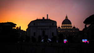 Orbán Viktor megérkezett Rómába, hamarosan találkozik a pápával