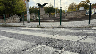 Ismét a Turul-szobrot vette elő Kovács Gergely, szerinte a körülötte lévő kátyúk is műemléknek számítanak