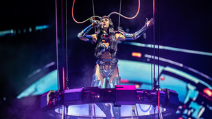 Katy Perry fejjel lefele pörgött budapesti koncertjén, de a lelkét is kiénekelte