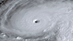Berepültek a Melissa hurrikán szemébe, hátborzongató látvány fogadta a viharvadászt