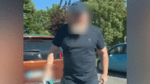 Azt hitte, el akarják ütni, ököllel támadt egy nőre és a lányára egy agresszív férfi Zuglóban