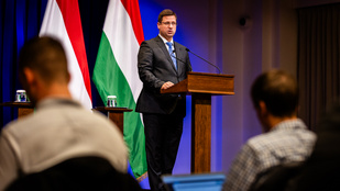 Furcsa dolgot vettünk észre a Kormányinfón Gulyás Gergely mellett