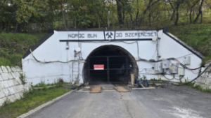 Hónapokkal ezelőtt érte katasztrófa a települést, de még mindig nem látszik a kiút