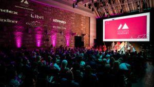 Mától egy kávéházban ül a 98 éves matematikus, az erdélyi pap és Kapu Tibor