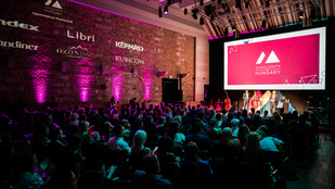 Mától egy kávéházban ül a 98 éves matematikus, az erdélyi pap és Kapu Tibor