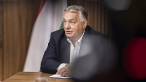 „Ha egy pisztolyt kiteszel a színpadra, el fog sülni” – Orbán Viktor szerint az uniós döntések bármikor berobbanhatnak