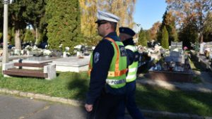 Sűrített járatok, fokozott rendőri jelenlét és meghosszabbított nyitvatartás – mindenszentek ünnepére készülünk