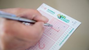 Kihúzták az ötös lottó nyerőszámait, átlépett egy lélektani határt a főnyeremény