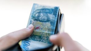 Figyelmeztet az Államkincstár, később érkezik a családi pótlék