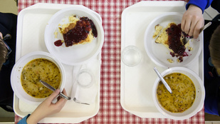 Hét szolnoki iskolában leállhat a gyermekétkeztetés az önkormányzat tartozásai miatt