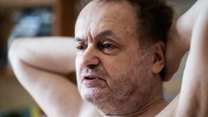 Galla Miklóst nem zavarja, ha belelátnak a végbélnyílásába, de az annál inkább, hogy visszatért a csuklása