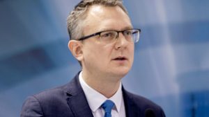 Rétvári Bence arcképével ellátott teakeverék volt egy aszódi ünnepség meglepetésajándéka