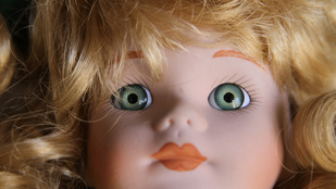 Egy nő magához láncolta a világ legelátkozottabb tárgyait, és most kiállítaná azokat