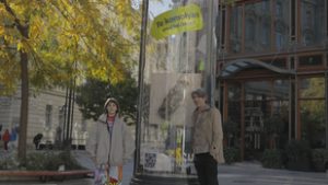 Üvegszilánkos fejhallgató és tojáshéjas pulóver