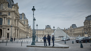 Lassan összeáll a kép a Louvre kirablásáról