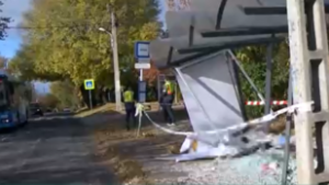 Buszmegállóba csapódott egy autó a XVII. kerületben, hárman megsérültek