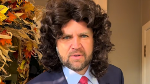 J. D. Vance parókát húzott és saját mémjét parodizálta halloweenkor