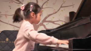 A Kossuth-díjas zongoraművész is ledöbbent, 7 éves csodagyerek játssza a világ legnehezebb Chopin-etűdjét