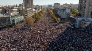 Visszafordították az újvidéki megemlékezésre tartó magyar diákokat a szerb határon, két lányt fehérneműre vetkőztettek