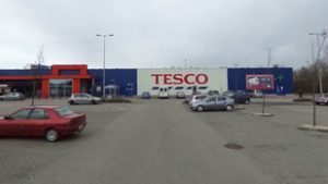 Bankautomatákat raboltak ki Sárváron, rendőrök lepték el a Tesco környékét