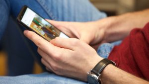 A Tinder már a telefonunk galériájában turkál, hogy eldöntse, ki illik hozzánk