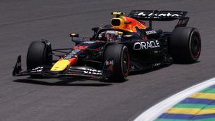 Szinte el sem kezdődött az F1-es szabadedzés, az egyik Red Bull máris a falban volt