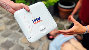 Már minden Tesco áruházban elérhető automata defibrillátor