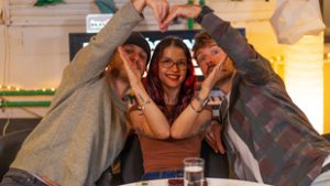 Márkó és Barna Síkideg Bányai Judittal - Bajszátültetés