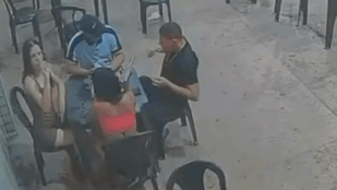 Eldobott egy gyufát a benzinkúton, azonnal felcsaptak a lángok az asztaltársaság körül