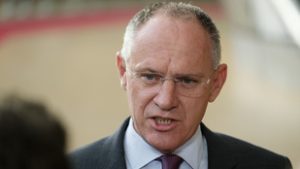 Megszólalt az osztrák belügyminiszter a határon rekedt Fradi-vonatról, Szijjártó Péternek is üzent