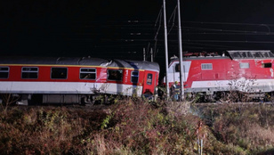 Frontálisan összeütközött két vonat Szlovákiában, több sérült is van