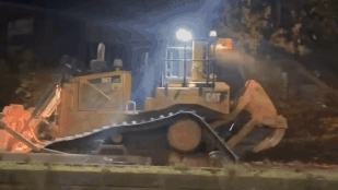 Egy ittas férfi elkötött egy 24 tonnás buldózert, és letarolt vele egy ipari várost