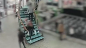 Lezuhant egy debreceni pláza üveglépcsőjén egy férfi, koponyaműtét lett a vége