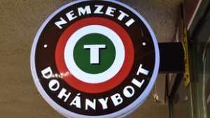 Öt évet kapott az a férfi, aki késsel támadt az eladóra egy Somogy vármegyei dohányboltban