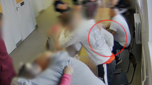 Egy mobiltelefont és töltőt rejtett a végbelébe egy borsodi rab