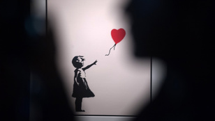 Rácsok mögé került a férfi, aki elrabolta a leghíresebb Banksy-nyomatot