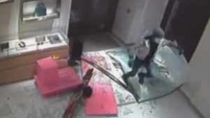 Vádat emeltek a két külföldi ellen, akik kocsival törtek be a Louis Vuitton budapesti üzletébe