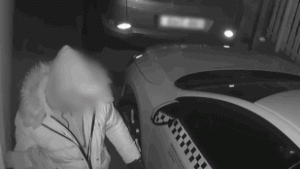 Kocsilopás közben a saját arcát találta el kővel a tolvaj