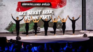 Orbán Viktor előtt Csisztu Zsuzsa a színpadon, elkezdődött a háborúellenes gyűlés