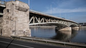 Negyvenöt éve nem kapott teljes felújítást Budapest egyik hídja, mutatjuk, hogy milyen állapotban van