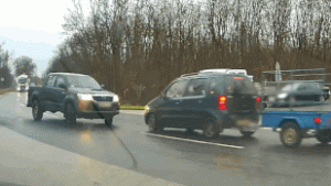 Videón, ahogy frontálisan ütközik két autó Debrecen közelében